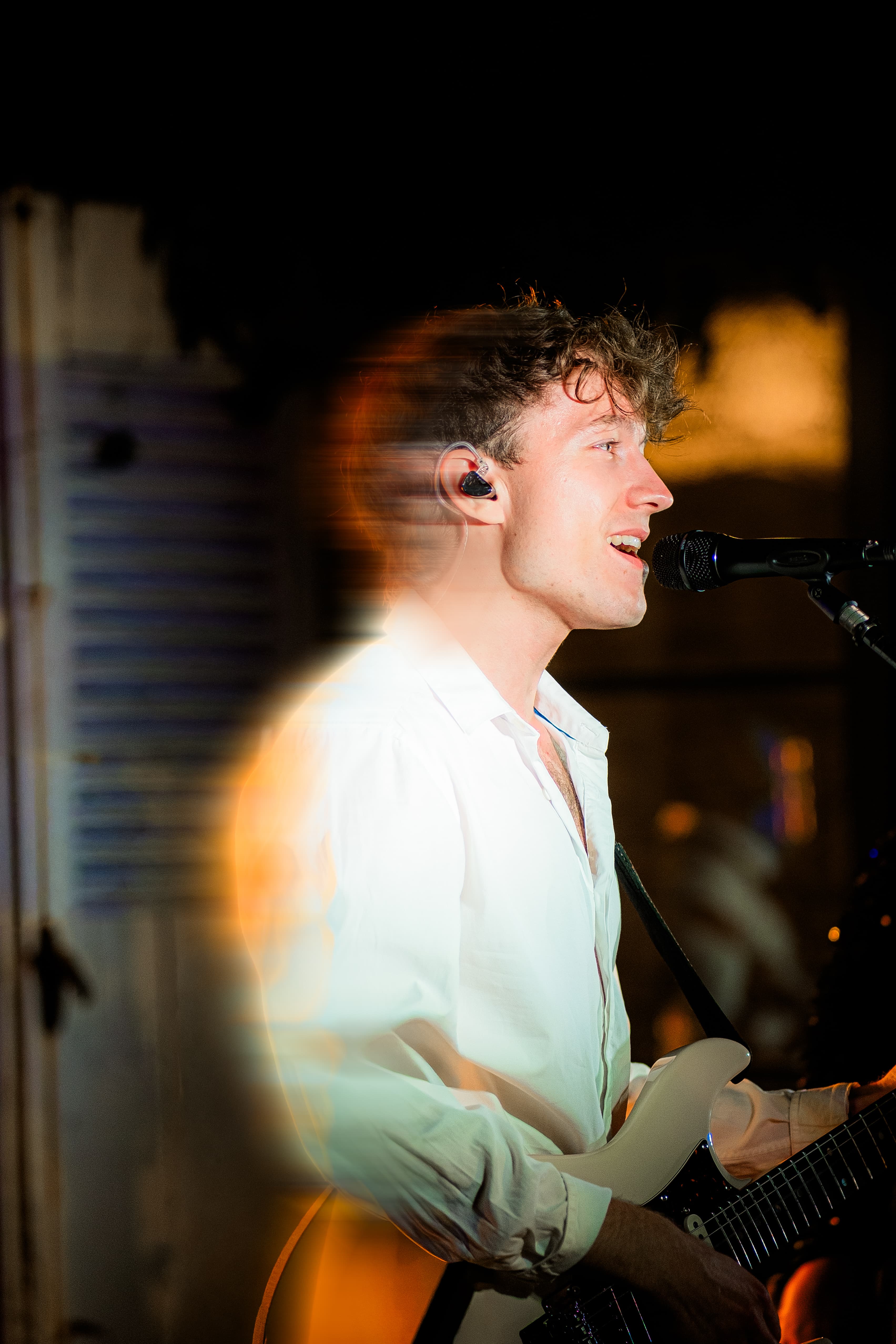 Chanteur de Youngblood au micro, portrait artistique