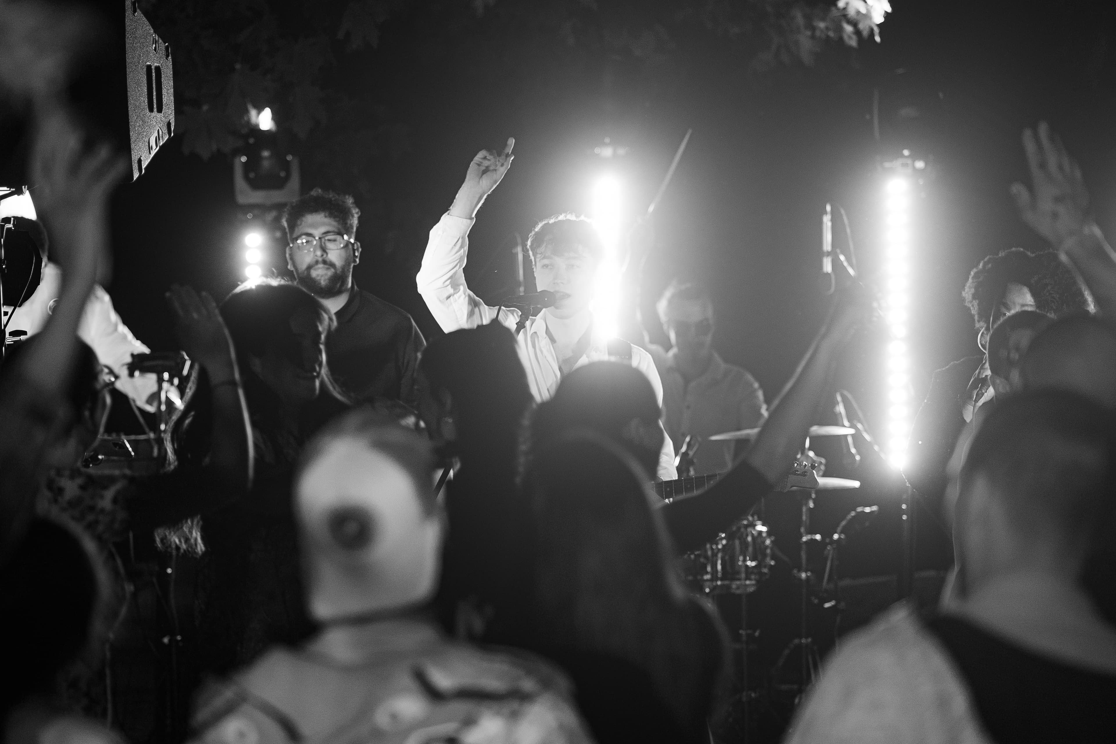 Youngblood en concert de nuit face au public, noir et blanc