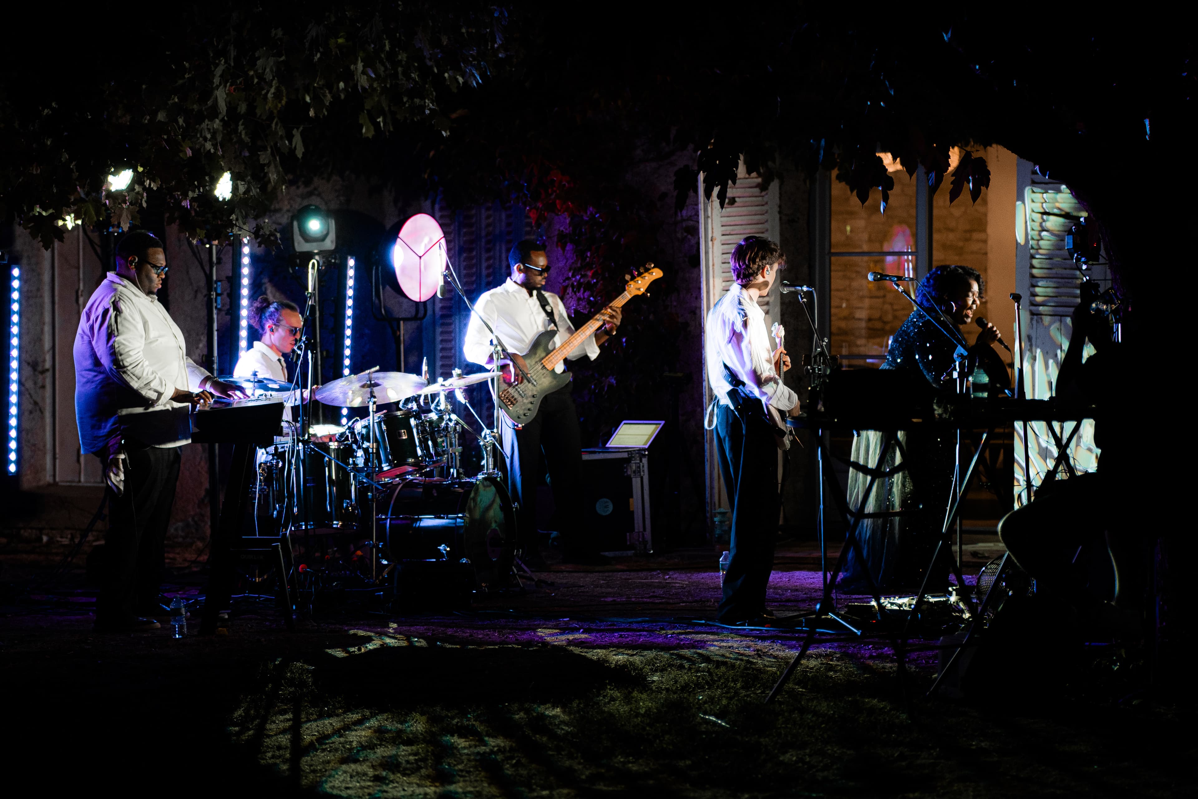 Youngblood au complet sur scène, concert de nuit