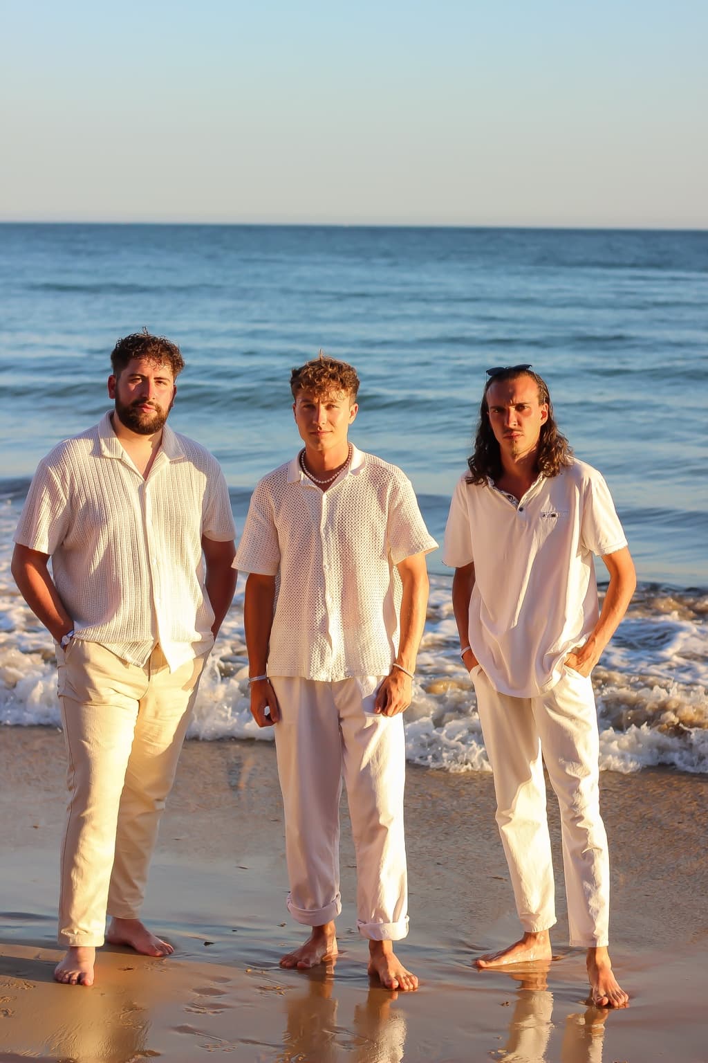Portrait du groupe Youngblood face à l'océan
